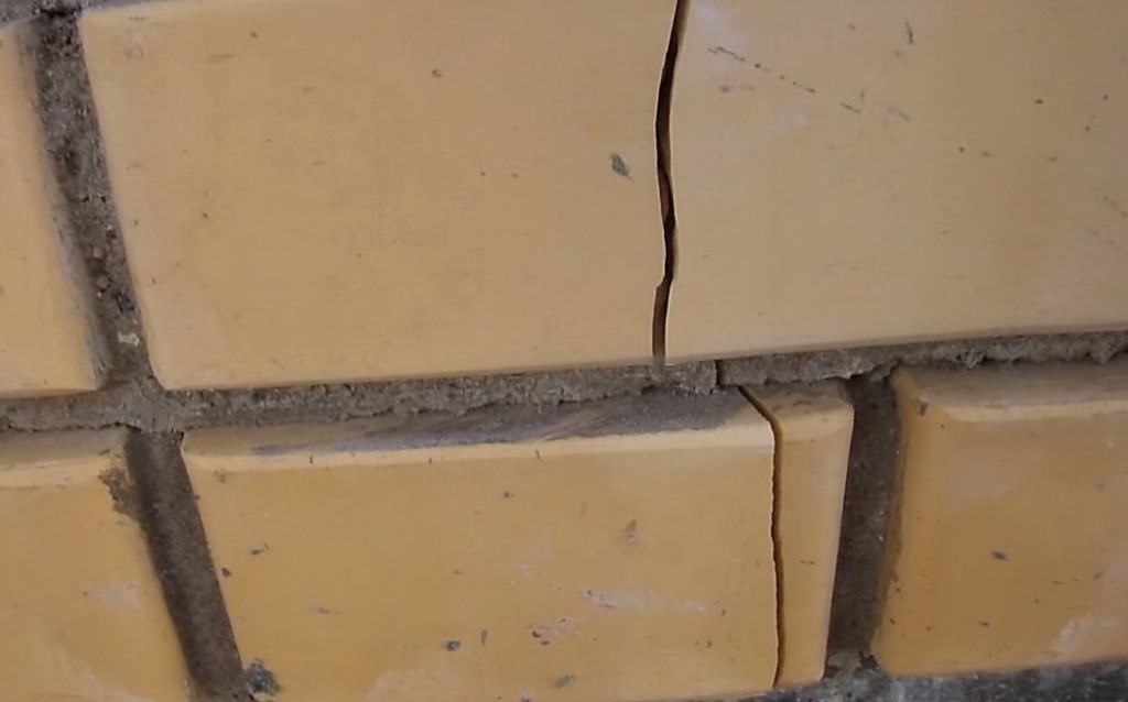 Трещины в стенах кирпичного дома