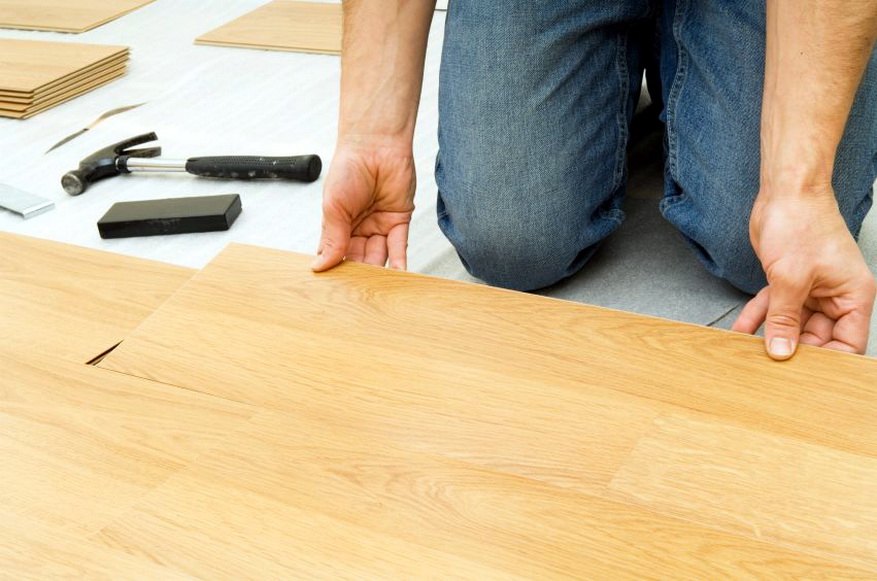 Как укладывать ламинат на деревянный пол